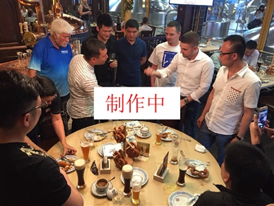 随后他播放